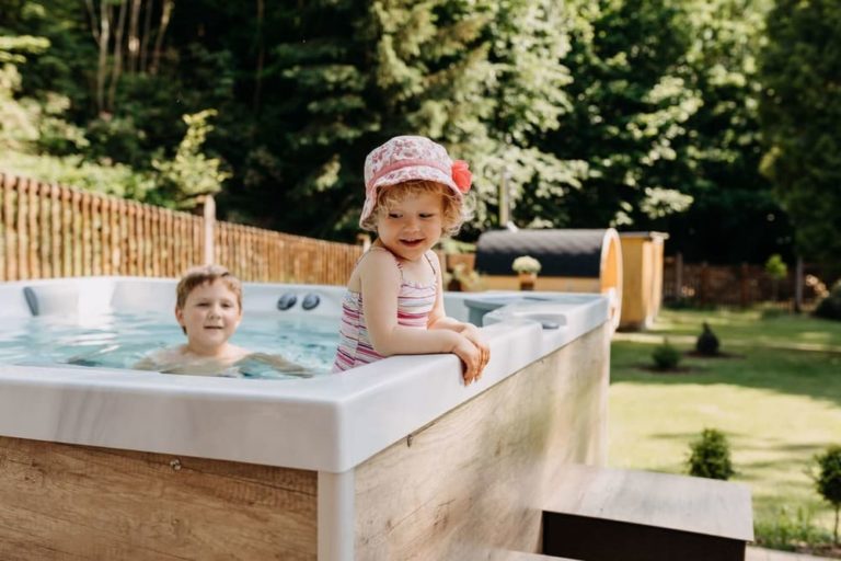 Installateur de jacuzzi : opter pour un produit bien-être unique